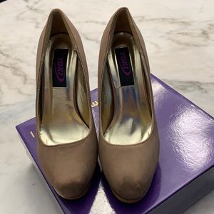 Pump-size7-Beige-Platform pump